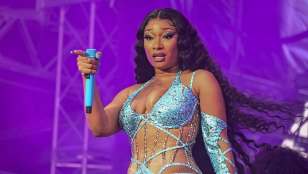 Меган Ти Сталлион расплакалась после показа «Мулен Руж» из-за расставания с баскетболистом