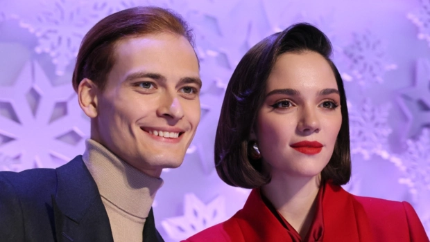 Жених Медведевой Ильдар Гайнутдинов помогает Евгении выбрать свадебное платье