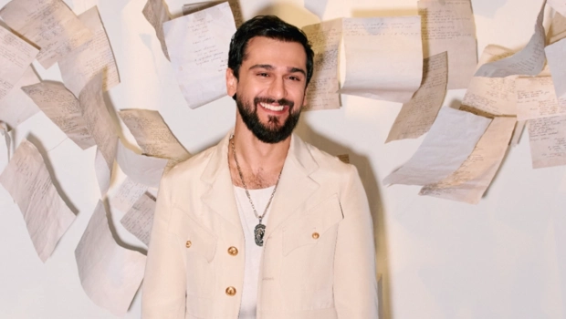 JONY превратил музыку в искусство: звезды на вернисаже выставки «РЯДОМ»