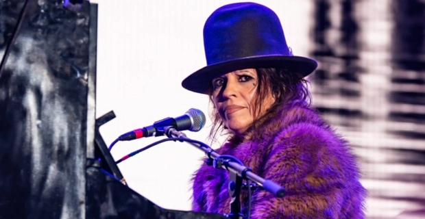 Линда Перри выпустила собственную версию песни «Beautiful», подаренной Кристине Агилере