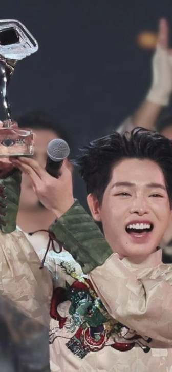 Дык Фук получил награду «Международное достижение года» за победу в «Интервидении» Дык Фук получил награду «Международное достижение года» за победу в «Интервидении»