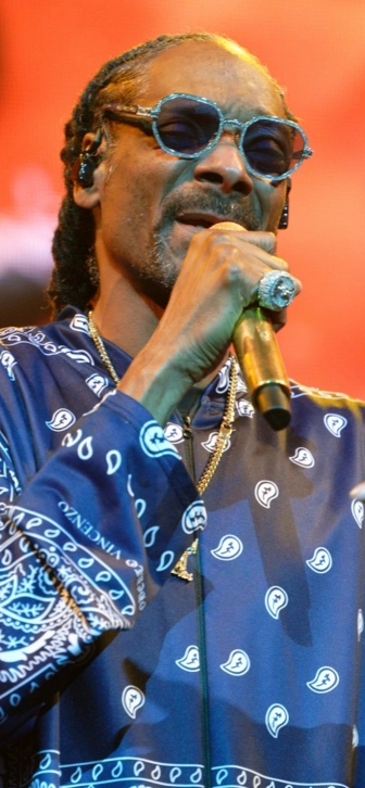 Снуп Догг собрал Андреа и Маттео Бочелли, HUNTR/X и Лейни Уилсон ради рождественской коллаборации