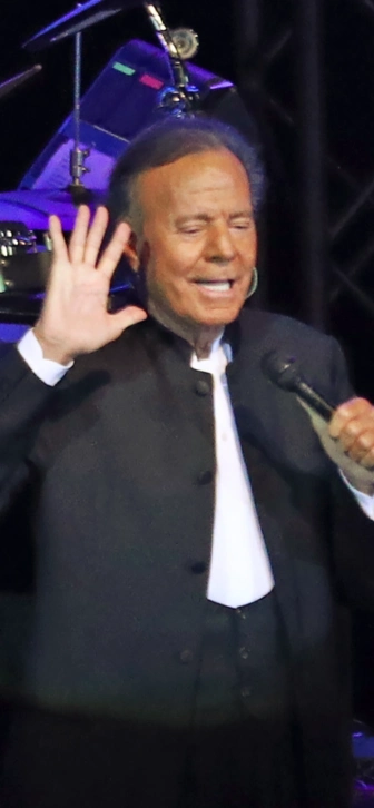 Хулио Иглесиас ответил на обвинения в насилии: певец заявил о своей невиновности