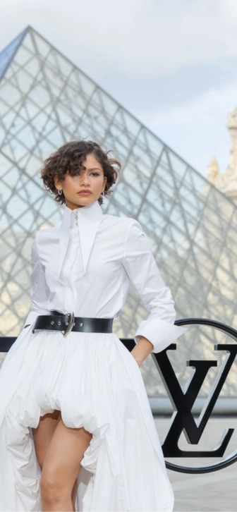 Зендая появилась в белом платье на Неделе моды после слухов о тайной свадьбе