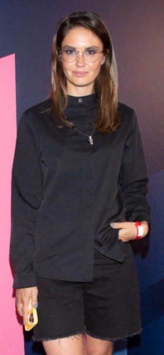 Агата Муцениеце объяснила, почему скрывает лицо новорожденной дочери