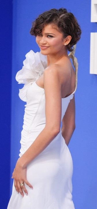 Зендея посетила свадьбу поклонников в качестве свидетельницы Зендея посетила свадьбу поклонников в качестве свидетельницы