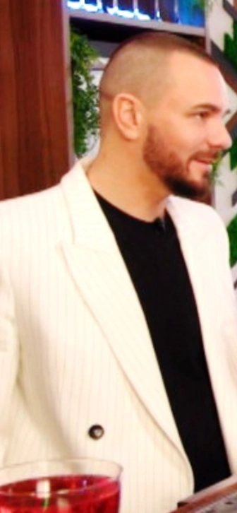 Смотри «Сплетни Шейкер»: ведущий измерит длину языка Анфисы Чеховой и узнает, свободно ли ее сердце