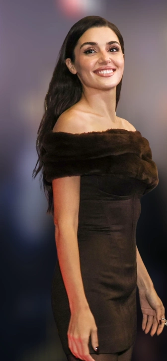 Турецкая актриса Ханде Эрчел поразила смелым нарядом на премии: золото и сетка