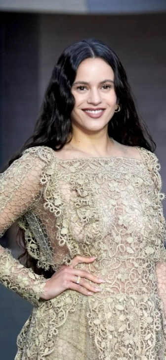 Розалия точит шпагу на «национального сердцееда» в клипе «La Perla» Розалия точит шпагу на «национального сердцееда» в клипе «La Perla»