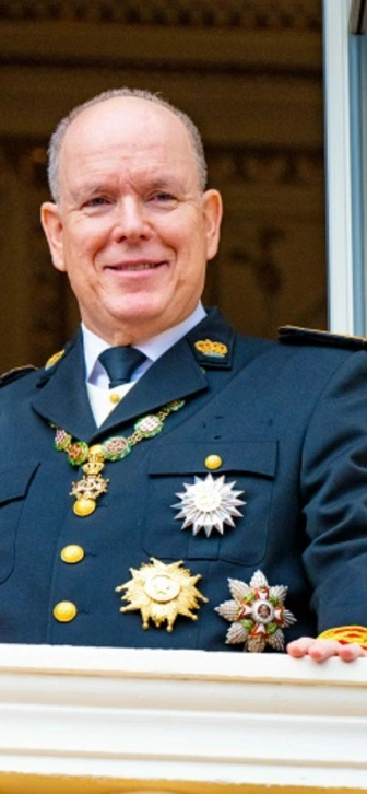 Альбер II и его супруга Шарлен вместе с детьми зажгли огни на рождественской елке в Монако