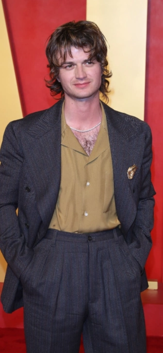 Звезда «Очень странных дел» Джо Кири надел свой костюм Харрингтона на свадьбу друзей