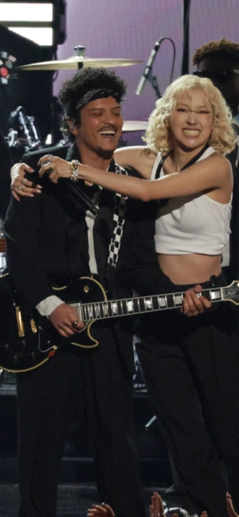 Бруно Марс и Розэ появились вместе на вечеринке в Голливуде: слухи о романе не утихают Бруно Марс и Розэ появились вместе на вечеринке в Голливуде: слухи о романе не утихают