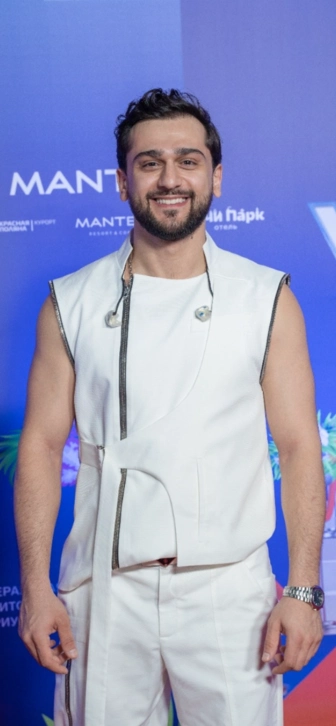 JONY вышел в свет в компании популярной в соцсетях девушки JONY вышел в свет в компании популярной в соцсетях девушки