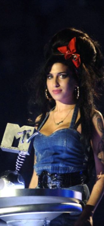 Отец Эми Уайнхаус требует у друзей покойной дочери 75 миллионов рублей Отец Эми Уайнхаус требует у друзей покойной дочери 75 миллионов рублей