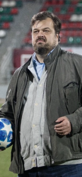 На могиле Василия Уткина установили памятник с его культовыми цитатами