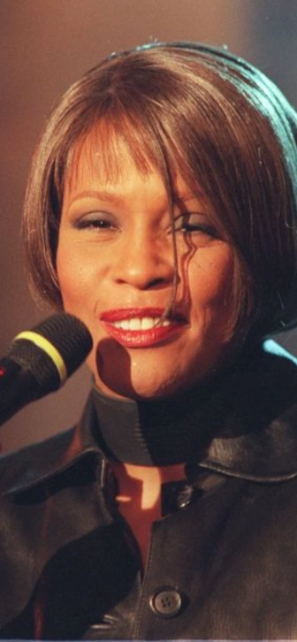 ТОП-10 песен для влюбленных: подборка от МУЗ-ТВ