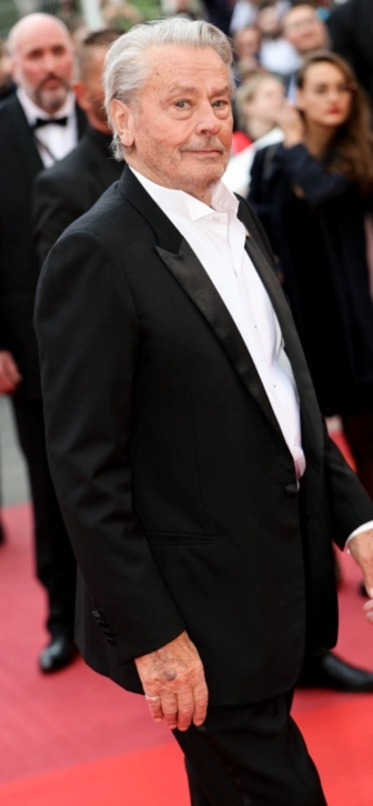 Сын Алена Делона потребовал в суде исключить сестру из завещания