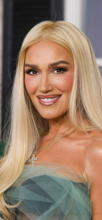 56-летняя Гвен Стефани продемонстрировала точеную фигуру в платье с полупрозрачным корсетом