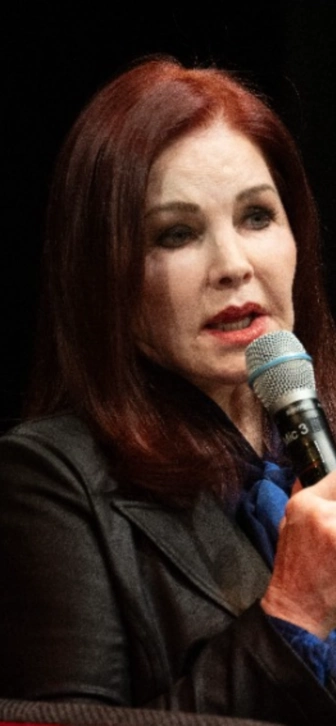 Вдова Элвиса Пресли проводит встречи с фанатами для погашения долгов