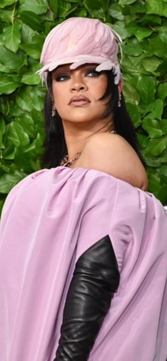 Рианна намекнула, что может в четвертый раз стать мамой Рианна намекнула, что может в четвертый раз стать мамой