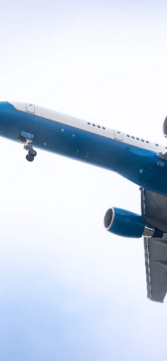 Посадивший самолет в поле пилот теперь работает курьером и получил иск на 119 млн Посадивший самолет в поле пилот теперь работает курьером и получил иск на 119 млн