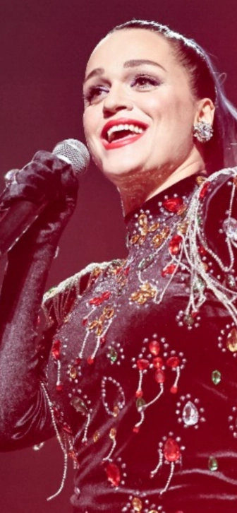 Певица Слава получила травму ноги после падения на сцене Певица Слава получила травму ноги после падения на сцене