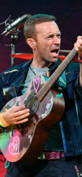 Солист Coldplay Крис Мартин сделал подарок молодоженам и лично выступил на их свадьбе Солист Coldplay Крис Мартин сделал подарок молодоженам и лично выступил на их свадьбе