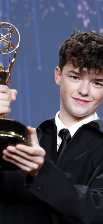 Историческая победа на «Эмми»: 15-летний Оуэн Купер — самый молодой лауреат в мужской категории