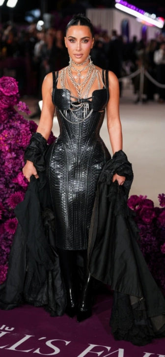 Кардашьян закрутила роман с миллиардером на дорогой машине Кардашьян закрутила роман с миллиардером на дорогой машине