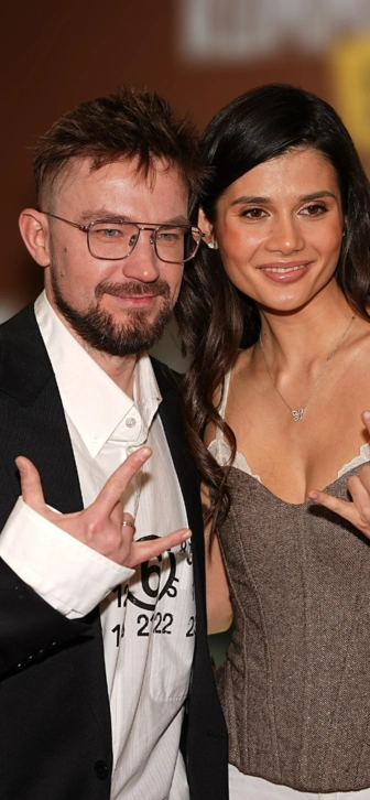 Александр Петров не упустил возможности появиться на премьере нового фильма с женой Викторией