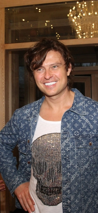 Друзья подарили Прохору Шаляпину именной трон Друзья подарили Прохору Шаляпину именной трон