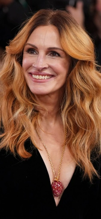 Джулия Робертс вызвала овацию на «Золотом глобусе» и пошутила над растерявшейся Эммой Стоун