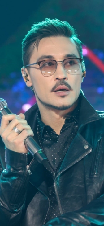 Дима Билан спел вместе со зрителями на предновогоднем шоу «Танцы! Ёлка! МУЗ-ТВ!»: ВИДЕО