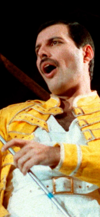 34 года без Фредди Меркьюри: самые яркие сценические образы лидера Queen