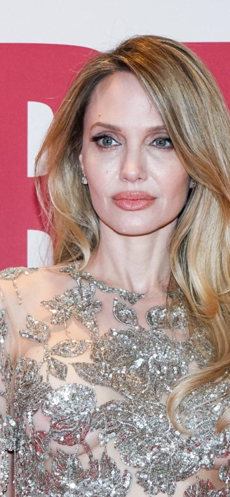 Анджелина Джоли подогрела слухи о романе, появившись на премьере фильма с Луи Гаррелем