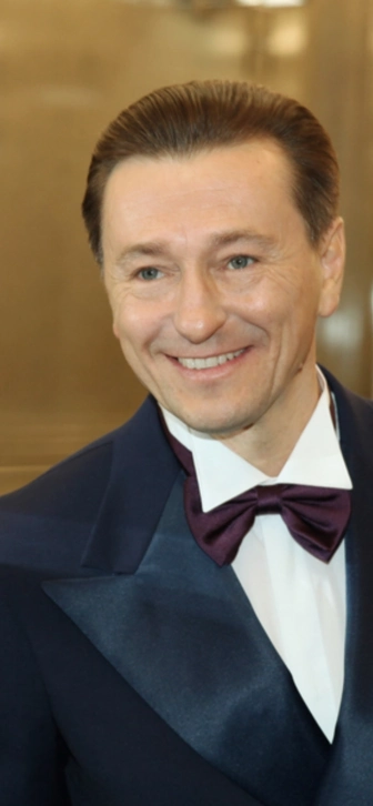 Сергей Безруков выиграл суд у продавца масок с его лицом