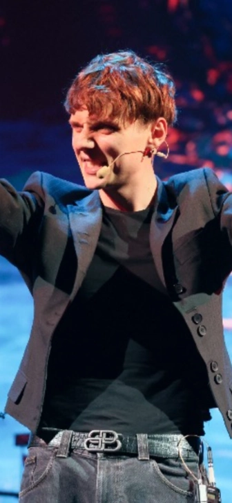 Ваня Дмитриенко спел для прохожих на улице песню о зиме Ваня Дмитриенко спел для прохожих на улице песню о зиме