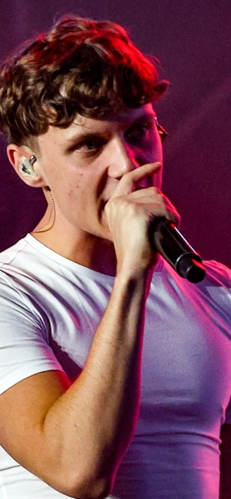 Ваня Дмитриенко рассказал, как совмещает учебу и звездную карьеру Ваня Дмитриенко рассказал, как совмещает учебу и звездную карьеру