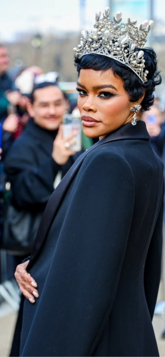 Королева показа: Тияна Тейлор покоряет Париж в «голом» платье и украшениях «из Лувра» Королева показа: Тияна Тейлор покоряет Париж в «голом» платье и украшениях «из Лувра»