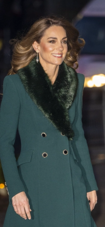 Кейт Миддлтон пришла на особый концерт в пальто изумрудного цвета Кейт Миддлтон пришла на особый концерт в пальто изумрудного цвета