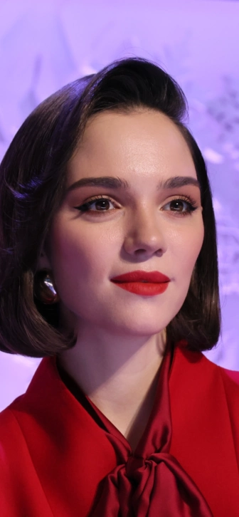 Жених Медведевой Ильдар Гайнутдинов помогает Евгении выбрать свадебное платье