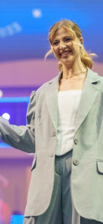 Звезда соцсетей Аня Покров едет на премию «Оскар» Звезда соцсетей Аня Покров едет на премию «Оскар»