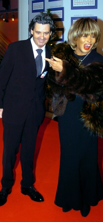 Вдовец Тины Тернер появился на публике с новой девушкой после двух лет траура