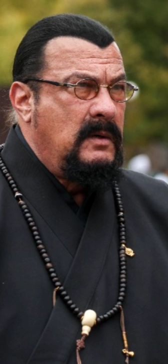 Стивен Сигал раскритиковал Голливуд за шаблонных злодеев в лице русских и арабов Стивен Сигал раскритиковал Голливуд за шаблонных злодеев в лице русских и арабов