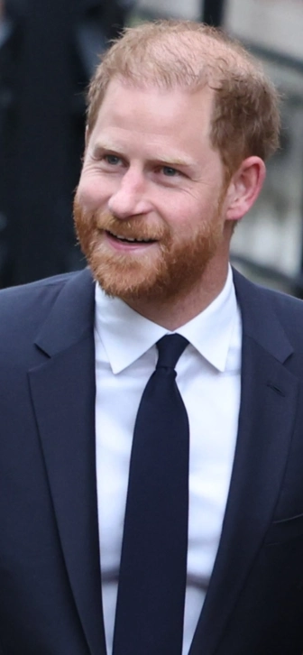 Принц Гарри пытался помириться с принцем Уильямом через посредника