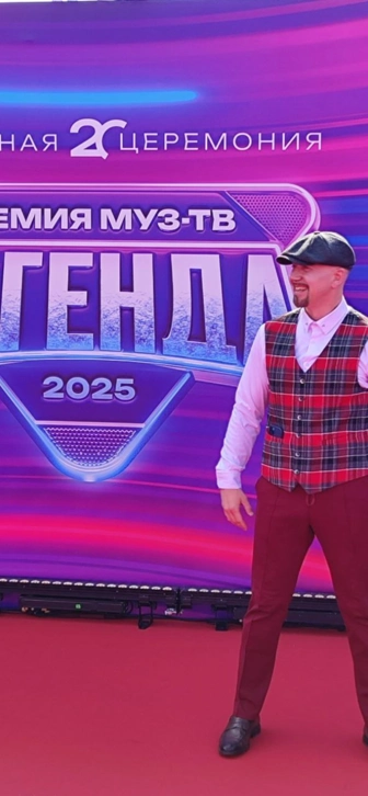 Серёга прибыл на премию МУЗ-ТВ 2025 на мотоцикле