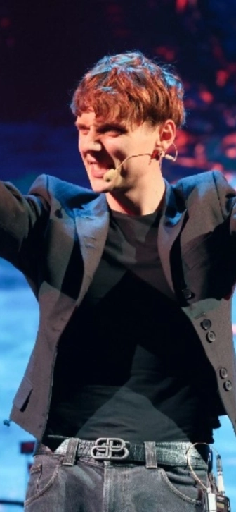 Ваня Дмитриенко спел для прохожих на улице песню о зиме