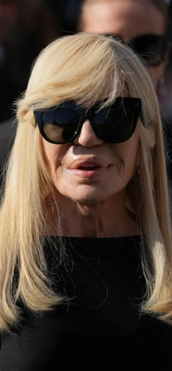 Донателла Версаче почтила память Валентино Гаравани двумя эффектными выходами в Риме Донателла Версаче почтила память Валентино Гаравани двумя эффектными выходами в Риме