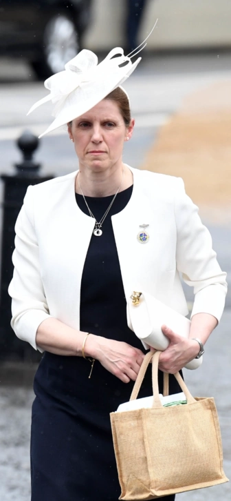 Няня детей Кейт Миддлтон и принца Уильяма получила высокую награду от королевской семьи Няня детей Кейт Миддлтон и принца Уильяма получила высокую награду от королевской семьи