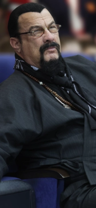 Стивен Сигал продает особняк в России за 700 млн рублей